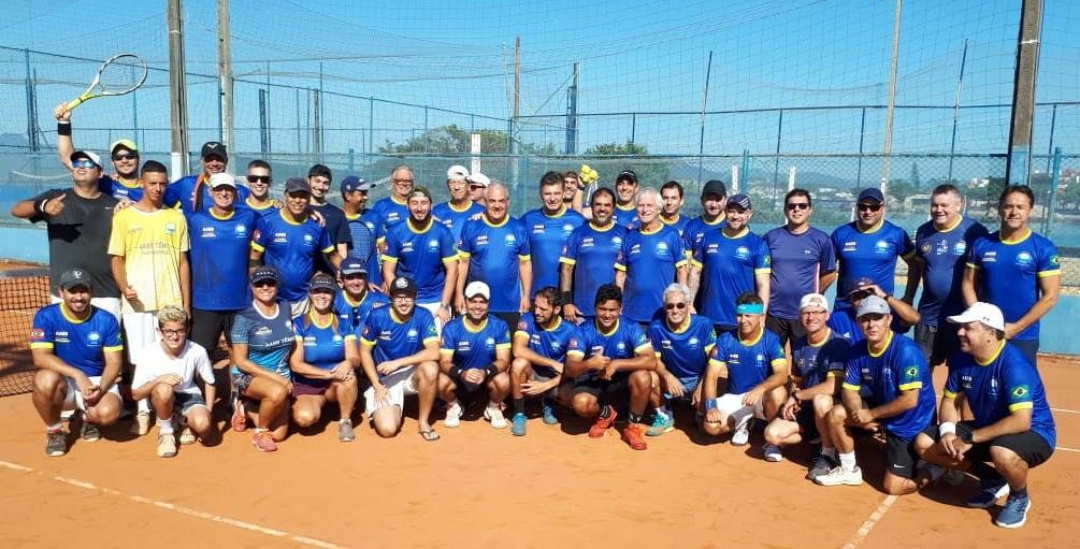 Torneio de tênis arrecada fraldas geriátricas na AABB Florianópolis