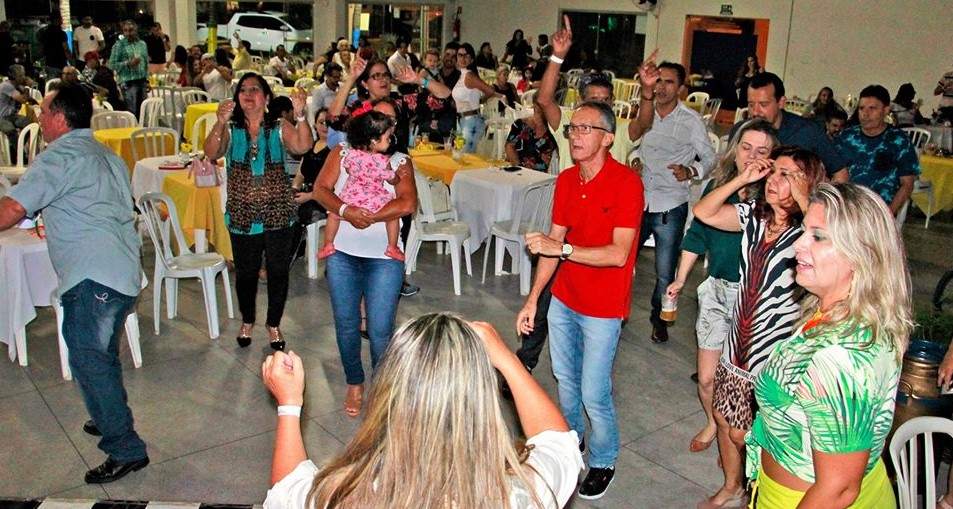 Associados e convidados celebram os 32 anos da AABB Caldas Novas